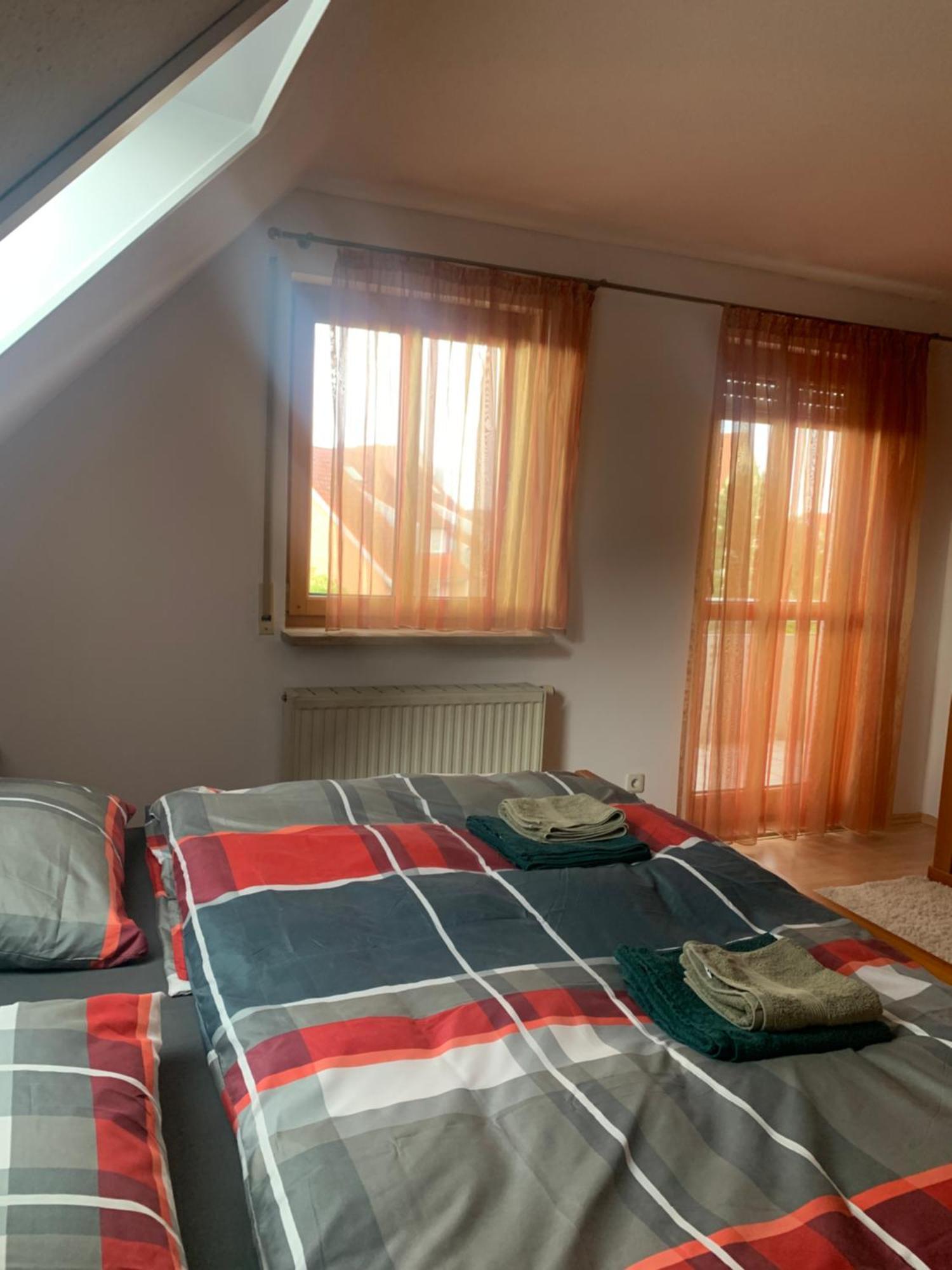 Sonniges Dachzimmer Feucht Exterior foto